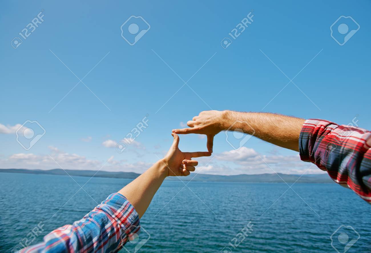 Menschliche Hande Die Rahmen Gegen Blauen Himmel Durch Die Kuste