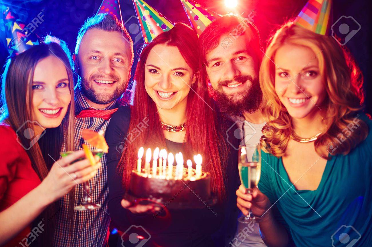 夜のクラブの応援の誕生日ケーキとうれしそうな友達 の写真素材 画像素材 Image 夜のクラブの応援の誕生日ケーキとうれしそうな友達 の写真素材 画像素材 Image