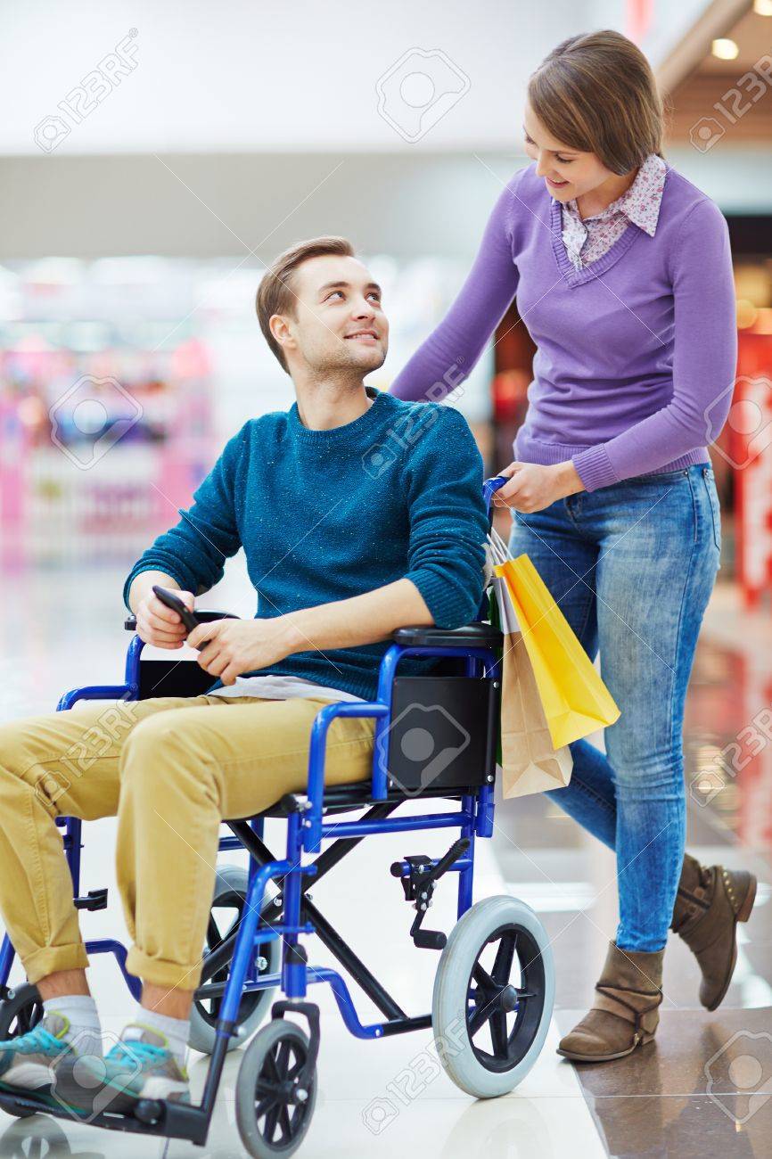 かわいい女の子と一緒に買い物に車椅子の彼女のボーイ フレンド の写真素材 画像素材 Image