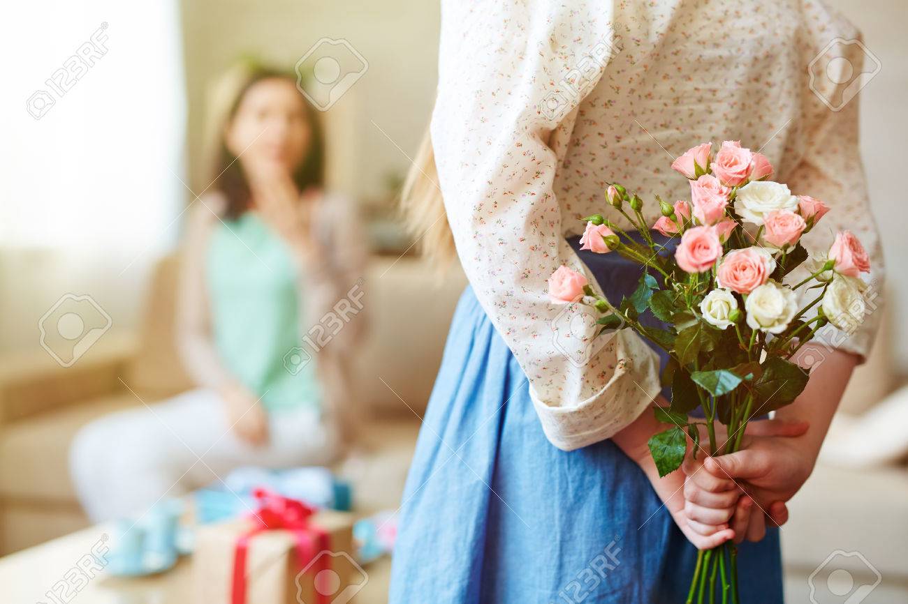 背中の後ろにバラの花束を持って女の子 の写真素材 画像素材 Image