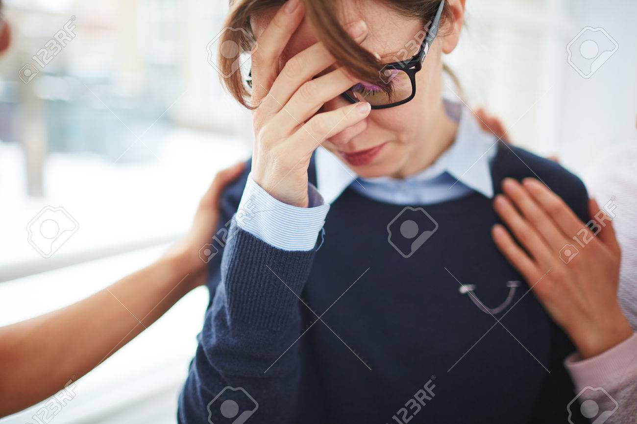 絶望した少女の顔を手で隠す の写真素材 画像素材 Image