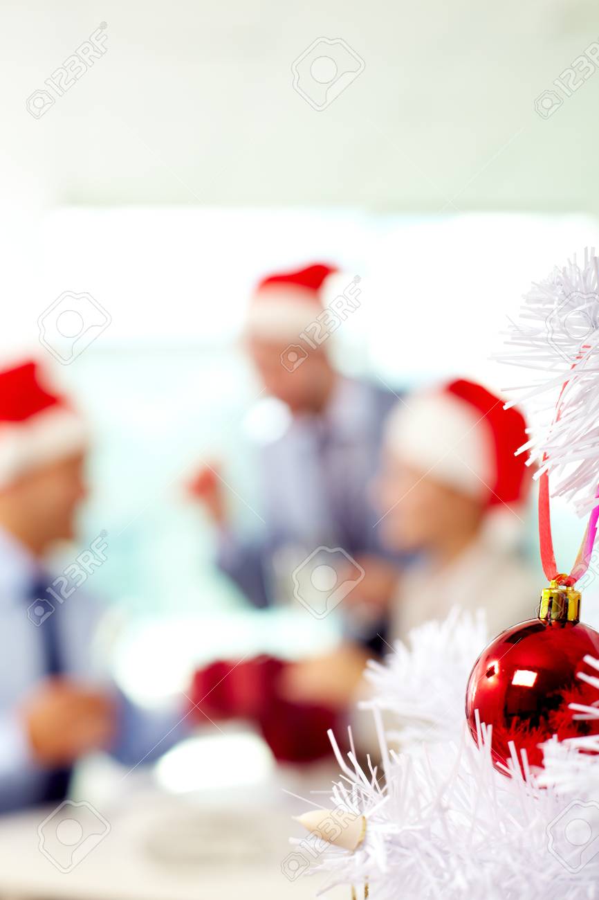 weihnachtsdekoration für das büro standardbild weihnachtsdekoration auf baum im büro auf im lizenzfreie fotos bilder und weihnachtsdekoration für das büro standardbild weihnachtsdekoration auf baum im büro auf im lizenzfreie fotos bilder und