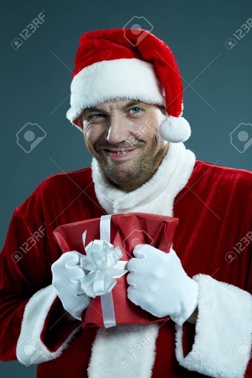 Boser Weihnachtsmann Der Eine Geschenkbox Zerknittert Und An Der Kamera Grinst Lizenzfreie Fotos Bilder Und Stock Fotografie Image 63810055