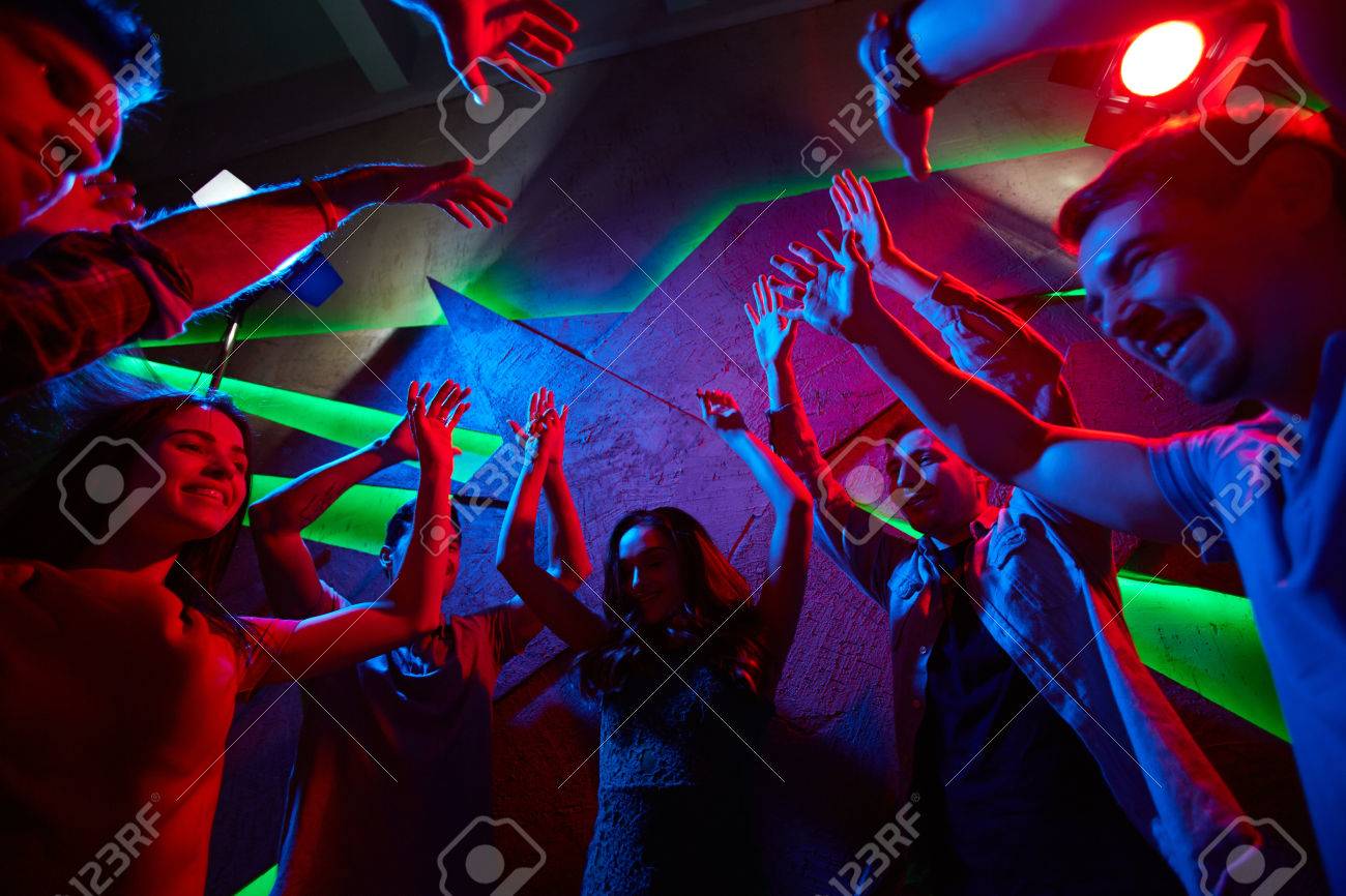 男と女の夜のクラブで精力的なダンスの中に手を上げる の写真素材 画像素材 Image 男と女の夜のクラブで精力的なダンスの中に手を上げる の写真素材 画像素材 Image