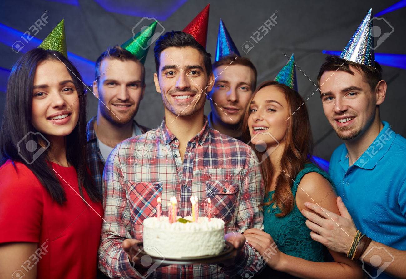 Heureux L Homme Avec Un Gateau D Anniversaire Et Ses Amis Banque D Images Et Photos Libres De Droits Image