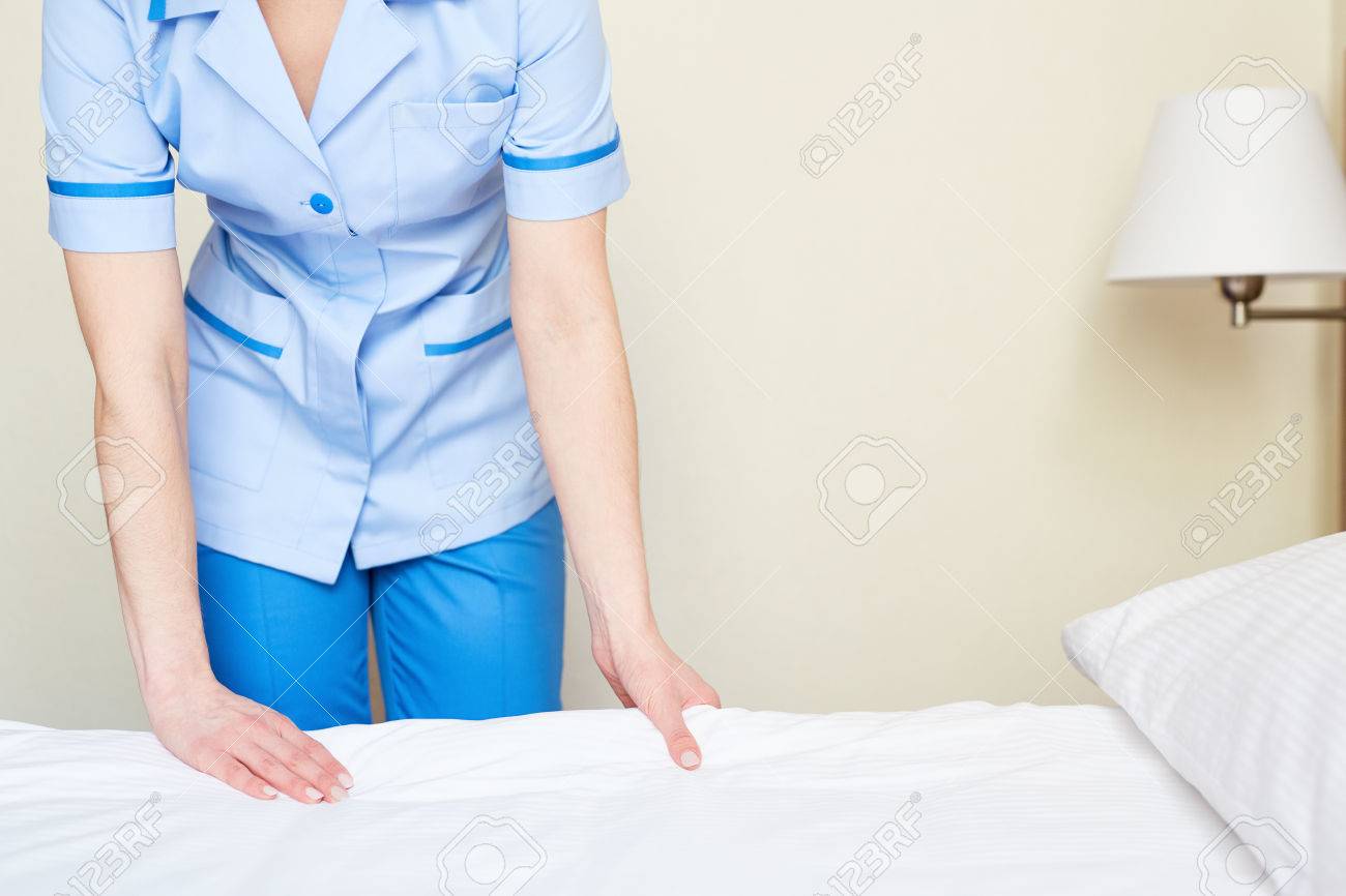 Hotelpersonal In Der Uniform Die Um Bett Fur Gaste Sich Kummert Lizenzfreie Fotos Bilder Und Stock Fotografie Image 76244956