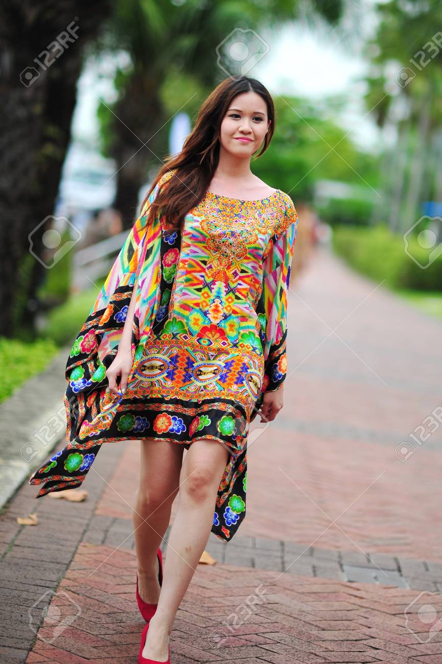 シンガポールのヨットショー ファッションでイベント中に 1 度 15 マリーナ クラブ セントーサ コーブで 14 年 4 月 12 日シンガポール シンガポール 4 月 12 日 モデル Wattletree とカミラによって色鮮やかで豪華なデザイン の写真素材 画像素材 Image