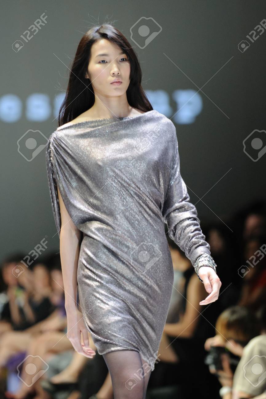 シンガポール 5 月 19 日 モデル 12 年 5 月 19 日にシンガポールでアウディ ファッション フェスティバル 12 で Alldressedup からのデザインを紹介 の写真素材 画像素材 Image シンガポール 5 月 19 日 モデル 12 年 5 月 19 日にシンガポールでアウディ ファッション フェスティバル 12 で Alldressedup からのデザインを紹介 の写真素材 画像素材 Image