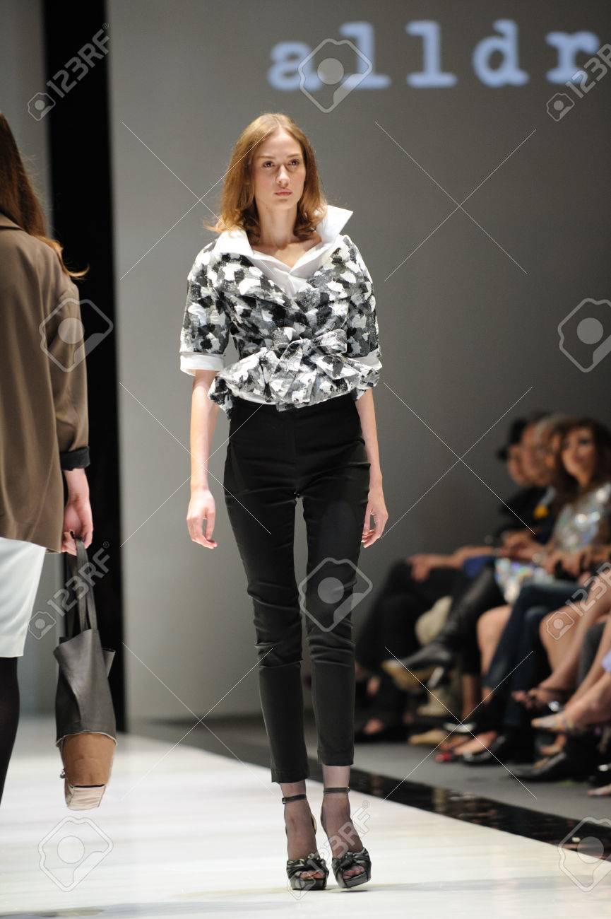 12 年 5 月 19 日にシンガポールでアウディ ファッション フェスティバル 12年で Alldressedup からのデザインを展示 5 月 19 日 シンガポール モデル の写真素材 画像素材 Image