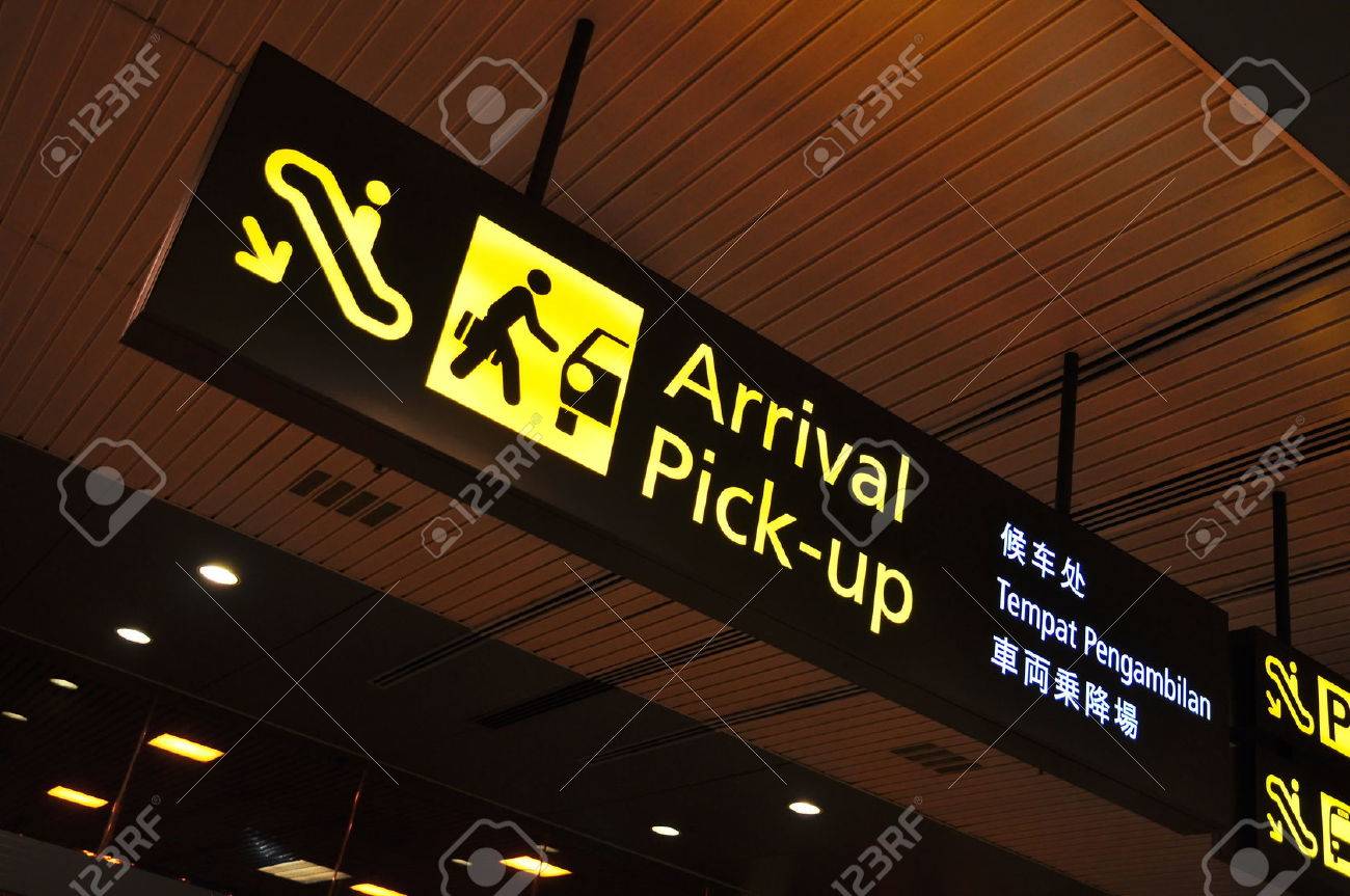 Arrival and pick-up signboard in airport - 35260287 Arrival and pick-up signboard in airport - 35260287