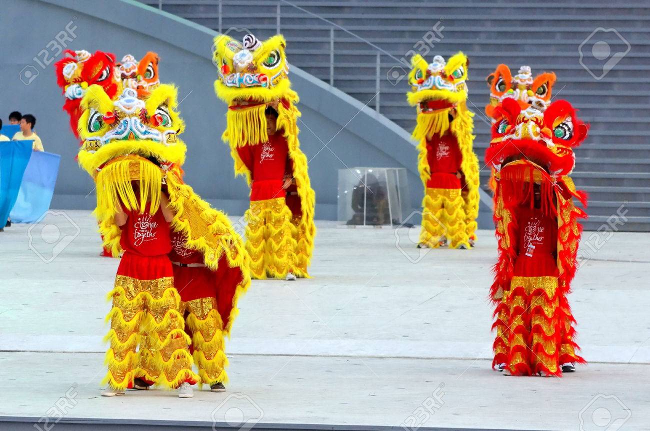 中国の獅子舞 中国獅子舞の頭 伝統的な獅子舞 中国の民俗芸術 龍舞 パフォーマンス 屋外スポーツ 獅子舞の衣装(J) 金巻] 獅子舞衣装 中国獅子舞の頭  伝統的な獅子舞 中国の民俗芸術 龍舞 パフォーマンス 屋外スポーツ パフォーマンス用衣装(J) 『日中獅子舞 共演』@日中 ..., image size:1300x863