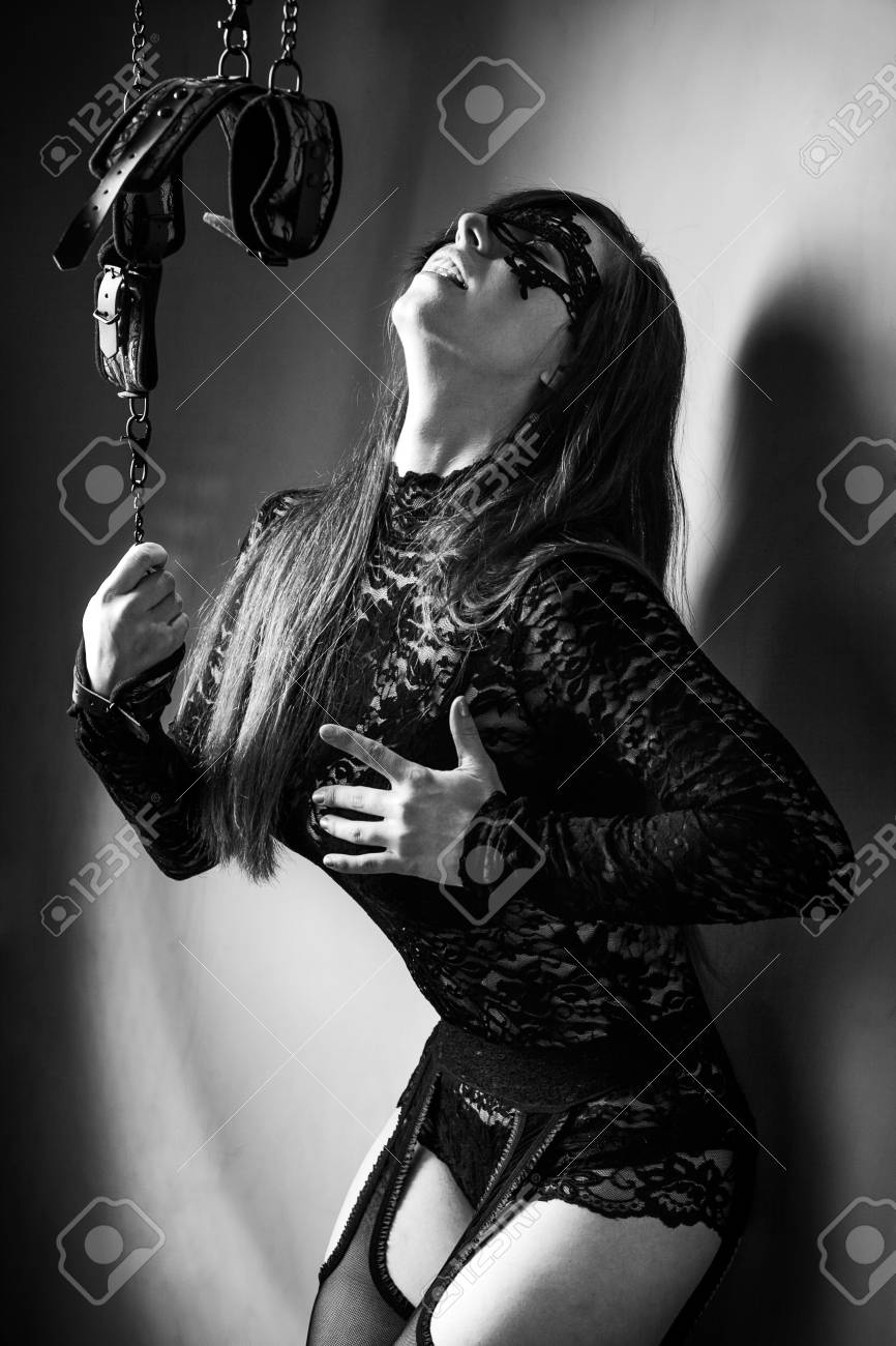 Junge Attraktive Mädchen In BH Und Spitzenunterwäsche. Mädchen Hände Mit  Ketten Gefesselt. Das Konzept Der BDSM Und Bondage. Lizenzfreie Fotos,  Bilder und Stock Fotografie. Image 49920814.