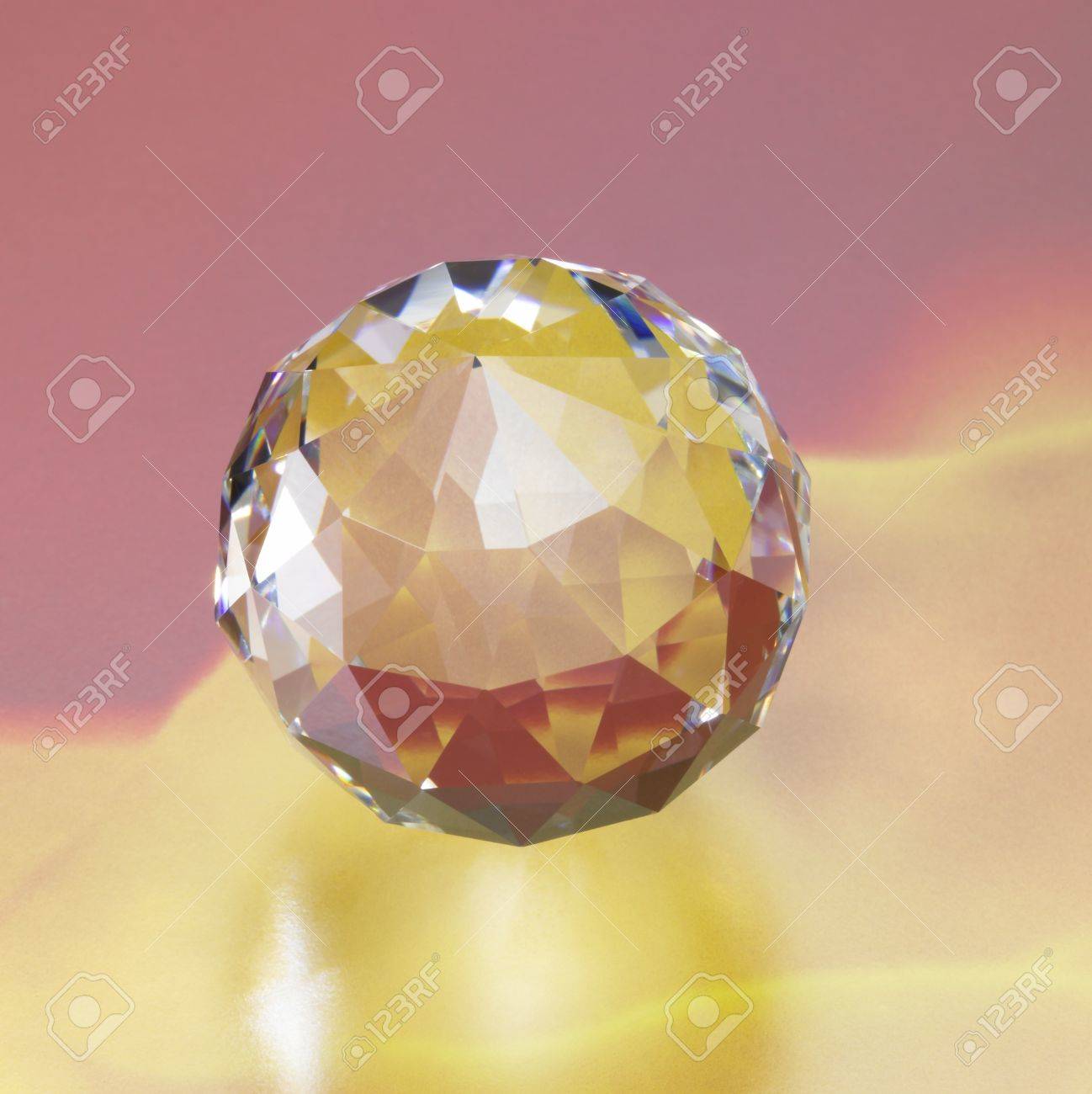 着色された抽象的な背部のガラスで作られたダイヤモンド ボールのスタジオ撮影 の写真素材 画像素材 Image