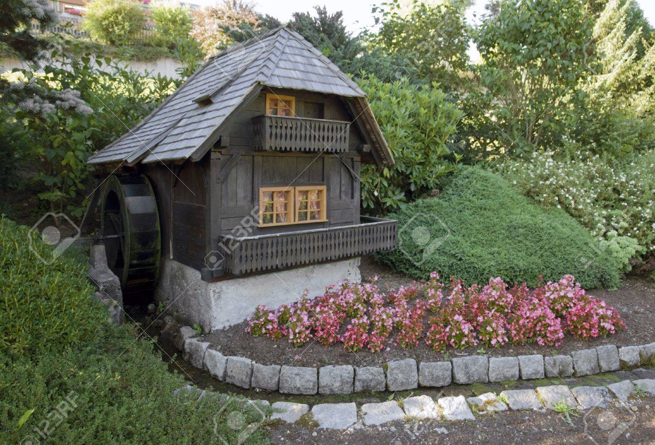 夏の時間で南ドイツの黒い森の庭での小さな装飾的な水車小屋 の写真素材 画像素材 Image 夏の時間で南ドイツの黒い森の庭での小さな装飾的な水車小屋 の写真素材 画像素材 Image