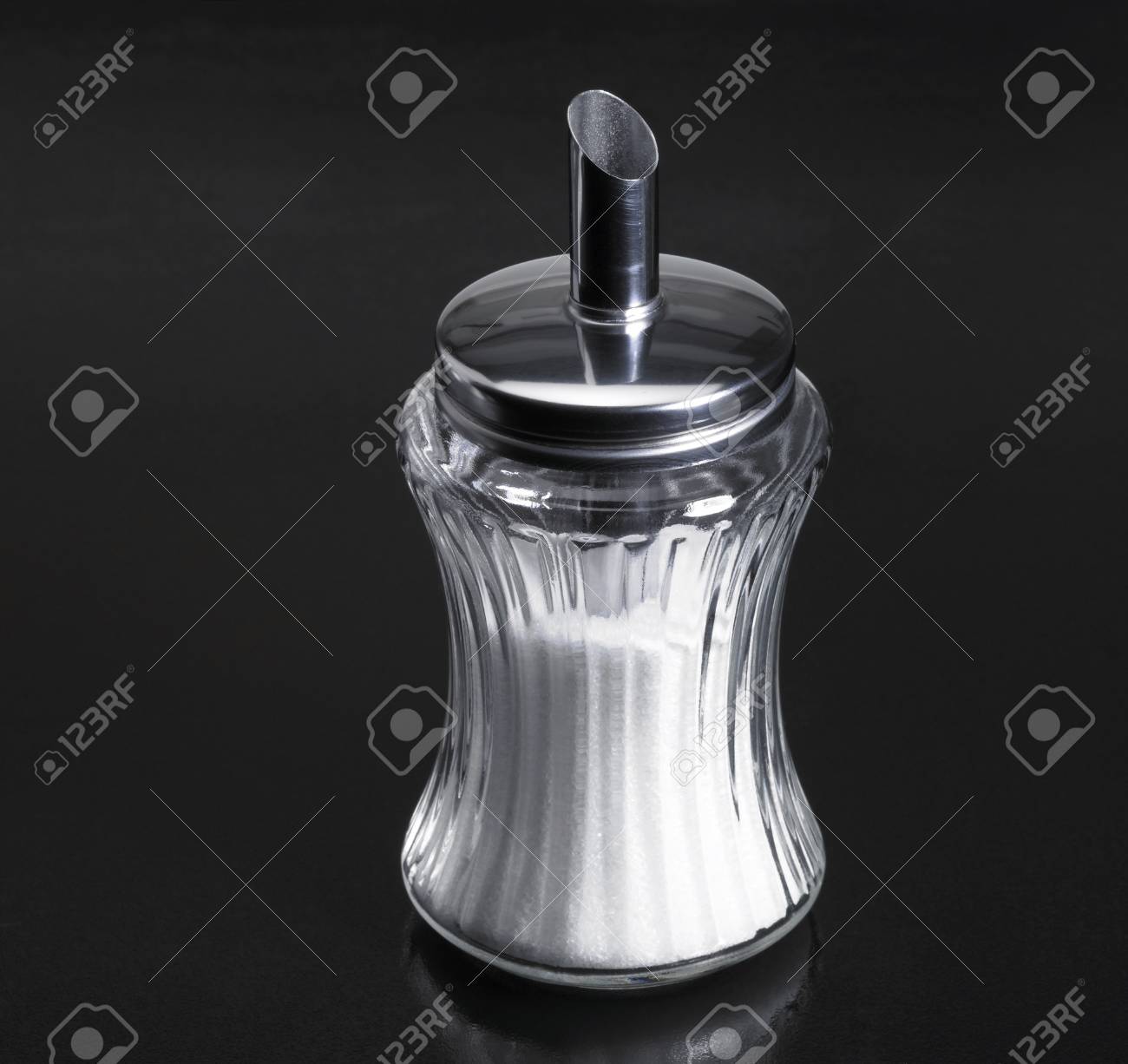 Studio Fotografie Von Einem Zuckerstreuer Aus Glas Und Metall In Dunklen Reflektierenden Zuruck Gemacht Lizenzfreie Fotos Bilder Und Stock Fotografie Image