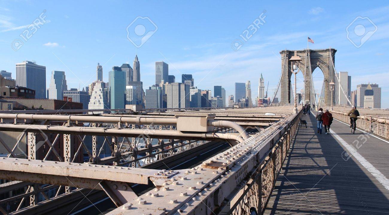 ブルックリン橋から見たニューヨーク アメリカ の日当たりの良い街の景色 の写真素材 画像素材 Image