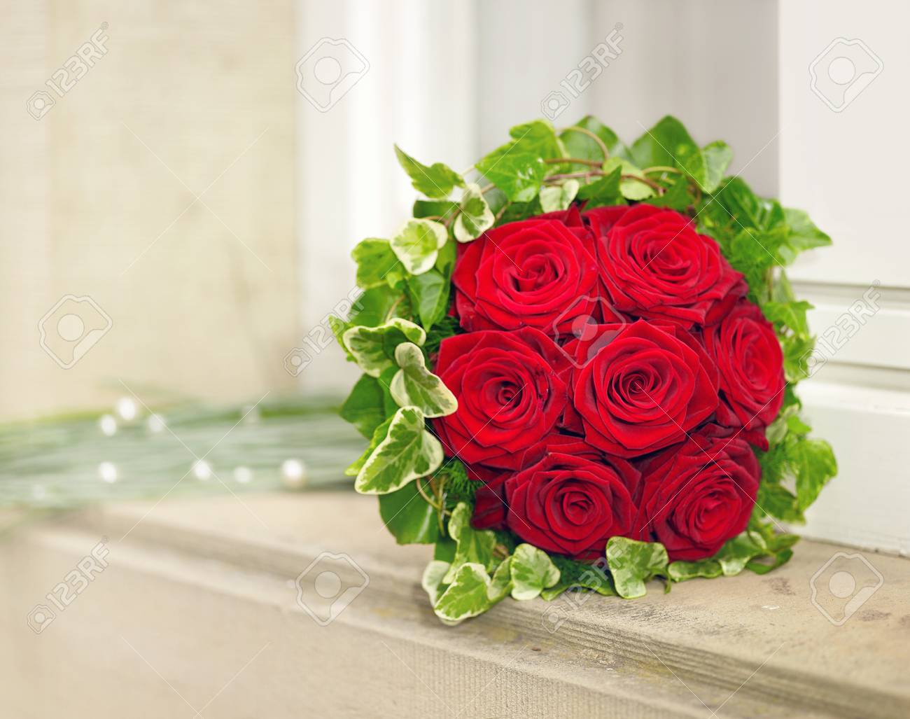Un Bouquet De Mariée Avec La Rose Rouge Des Fleurs Dans Une Ambiance Architecturale