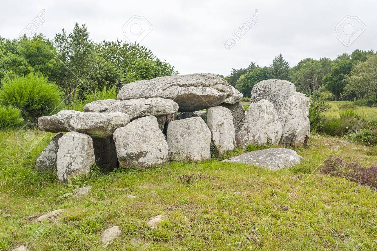Un Dolmen Cerca De Carnac En Bretana Francia Fotos Retratos Imagenes Y Fotografia De Archivo Libres De Derecho Image 61613485
