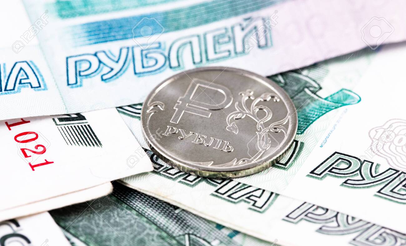 Uma Moeda De Metal Rublo Russo E 1000 Mil Rublos Cédulas Closeup Foto  Royalty Free, Gravuras, Imagens e Banco de fotografias. Image 144922329