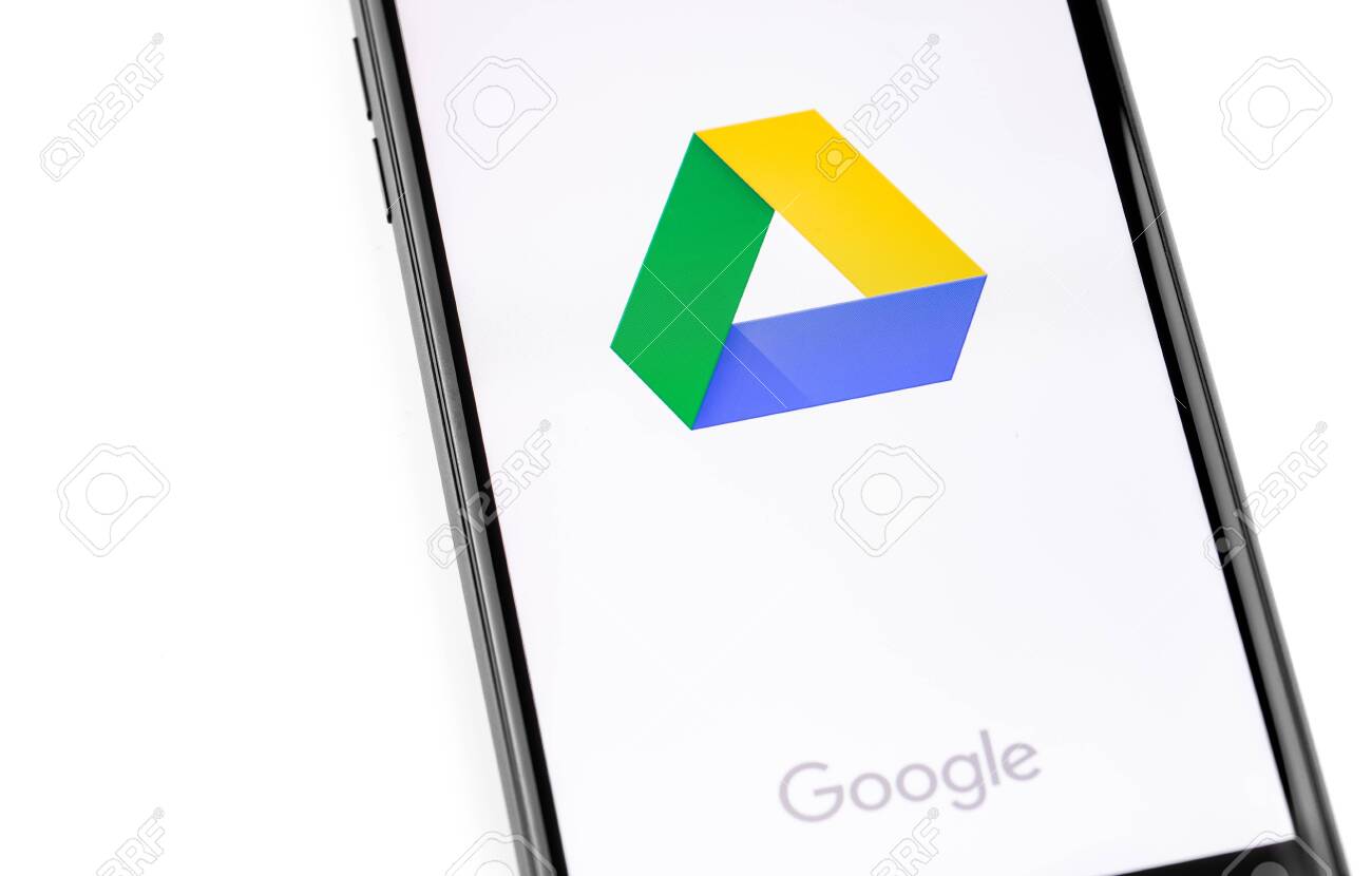 화면 스마트폰의 Google 드라이브 로고 앱입니다. Google 드라이브는 파일 저장, 편집 및 동기화 서비스입니다. 모스크바,  러시아 - 2019년 11월 28일 로열티 무료 사진, 그림, 이미지 그리고 스톡포토그래피. Image 145096697