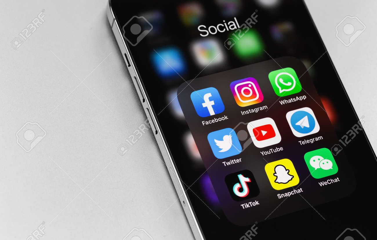 ソーシャルメディアモバイルアプリ（Facebook、Instagram、WhatsApp 、Twitter、YouTube、Telegram、TikTok、Snapchat、WeChat）を画面マクロインターフェイススマートフォンiPhoneクローズ アップに表示します。モスクワ、ロシア-2021年1月16日の写真素材・画像素材 Image ...