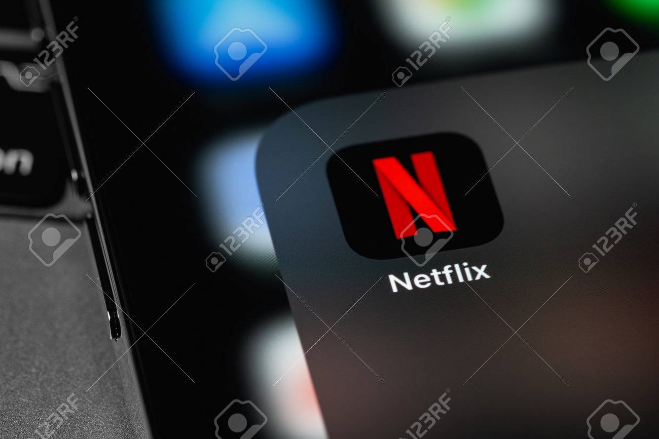 화면 스마트폰 아이폰 근접 촬영의 Netflix 아이콘 모바일 앱 Netflix는 2021년 11월 11일 러시아 모스크바에서 TV  에피소드와 영화를 시청할 수 있는 국제 최고의 구독 서비스입니다. 로열티 무료 사진, 그림, 이미지 그리고 스톡포토그래피.