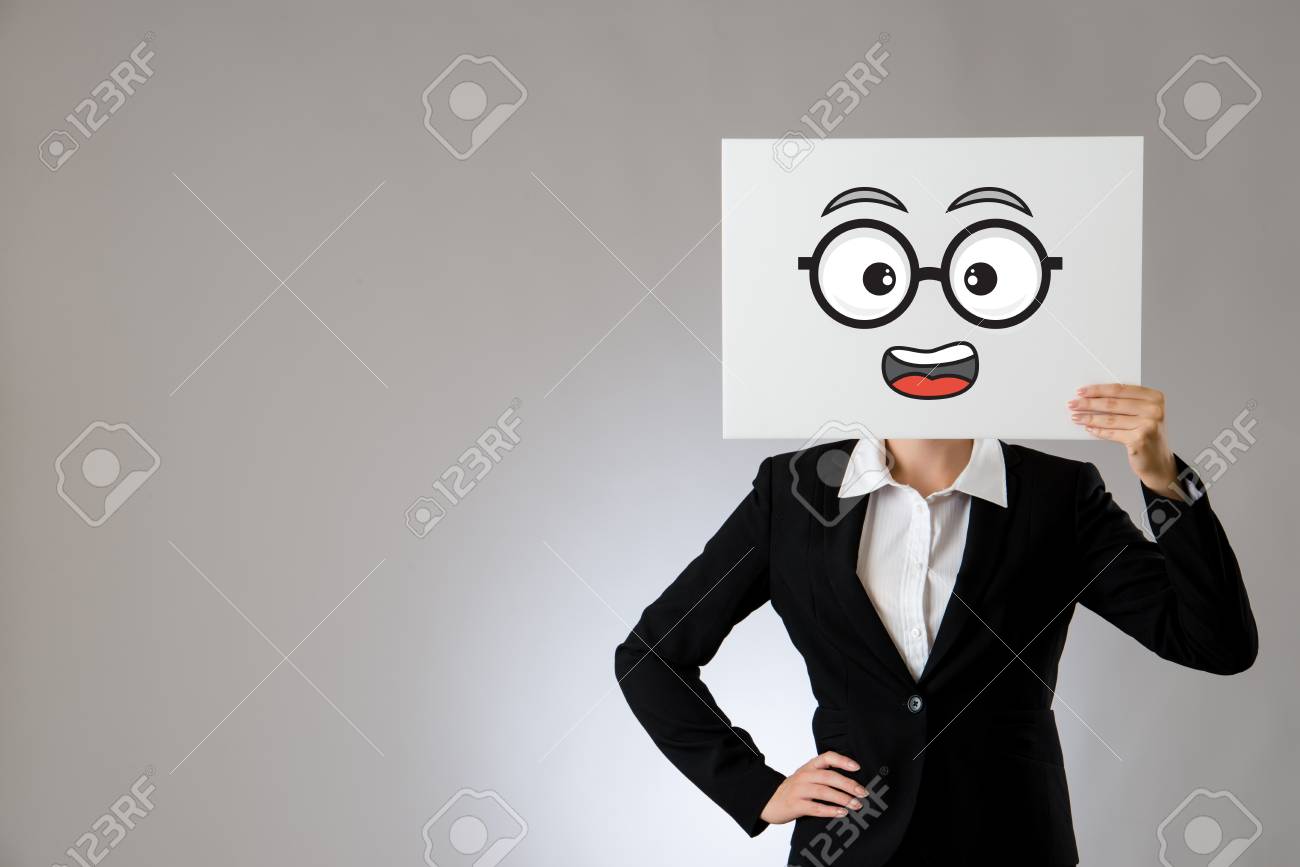 事務所女性の上司がショックを受けた顔を描くと空白のホワイト ボードを保持しています 灰色の背景上に分離 ビジネス オフィス企業コンセプト の写真素材 画像素材 Image
