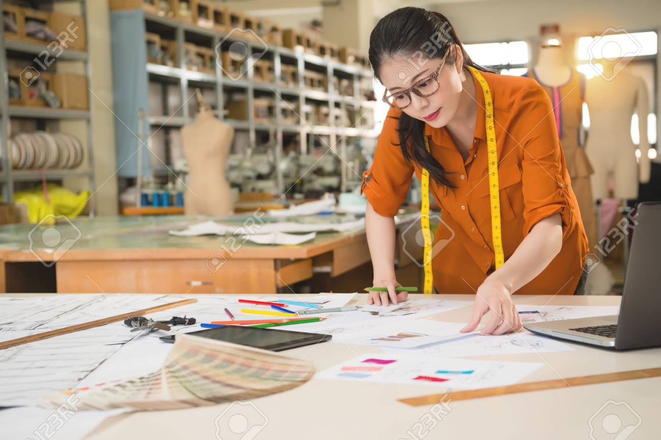 美しいファッション女性デザイナーの選択 最も一致する市場デザイン スケッチ オフィス スタジオの製造に生地サンプルを探しています 職業や仕事の職業概念 の写真素材 画像素材 Image