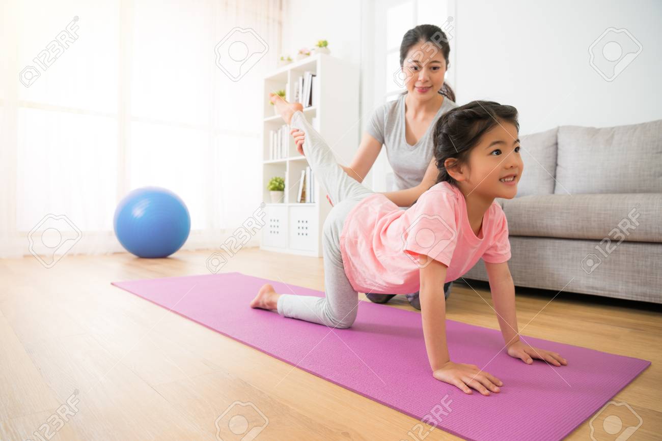 Asiatische Hausfrau Hilft Kindern Tochter Training Korper Im