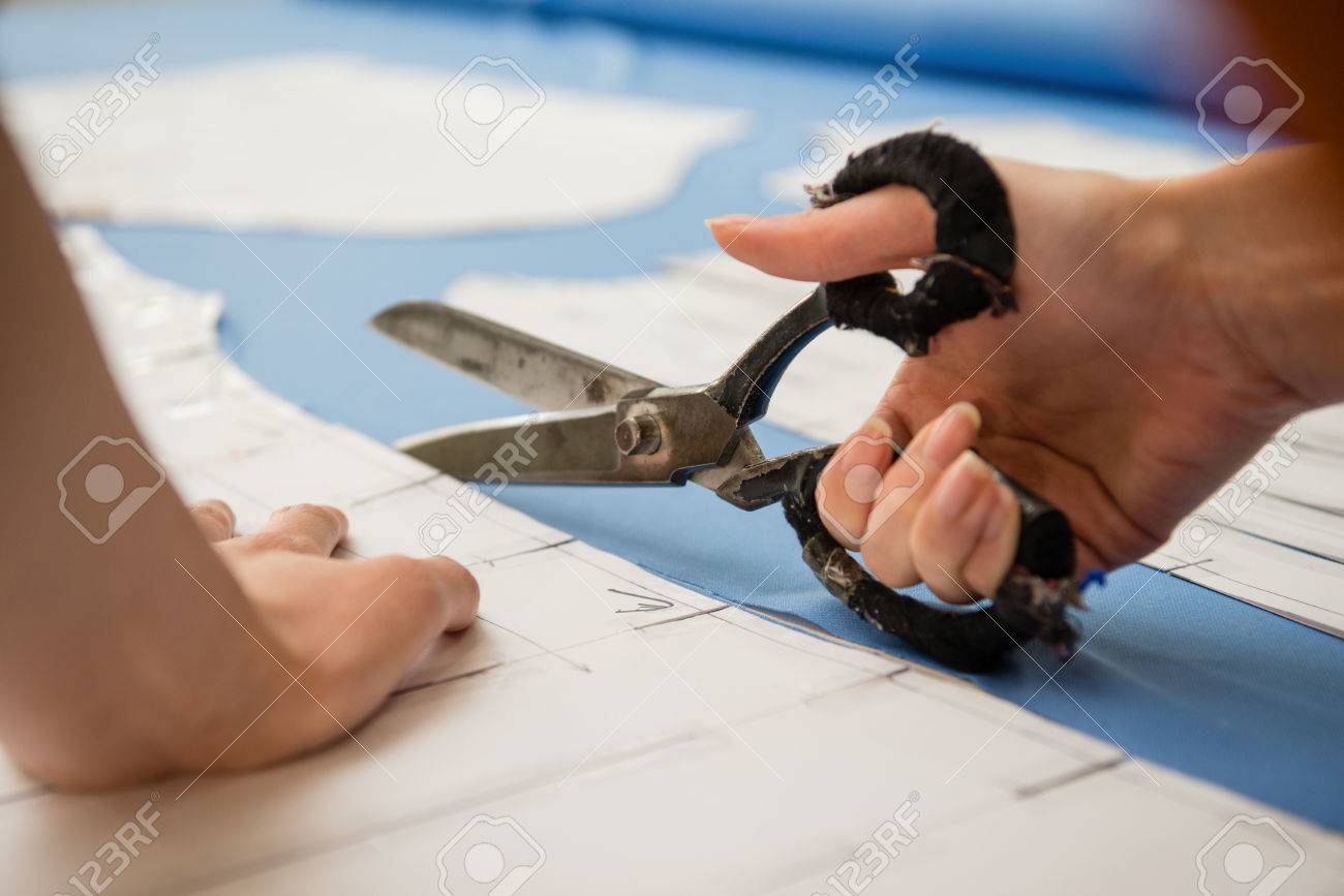 De De Diseño De Ropa Con Tijeras En Cartones De Diseño De Tela Lo Largo De Dibujo A Mano De Papel De Corte De Trabajo Físico En El