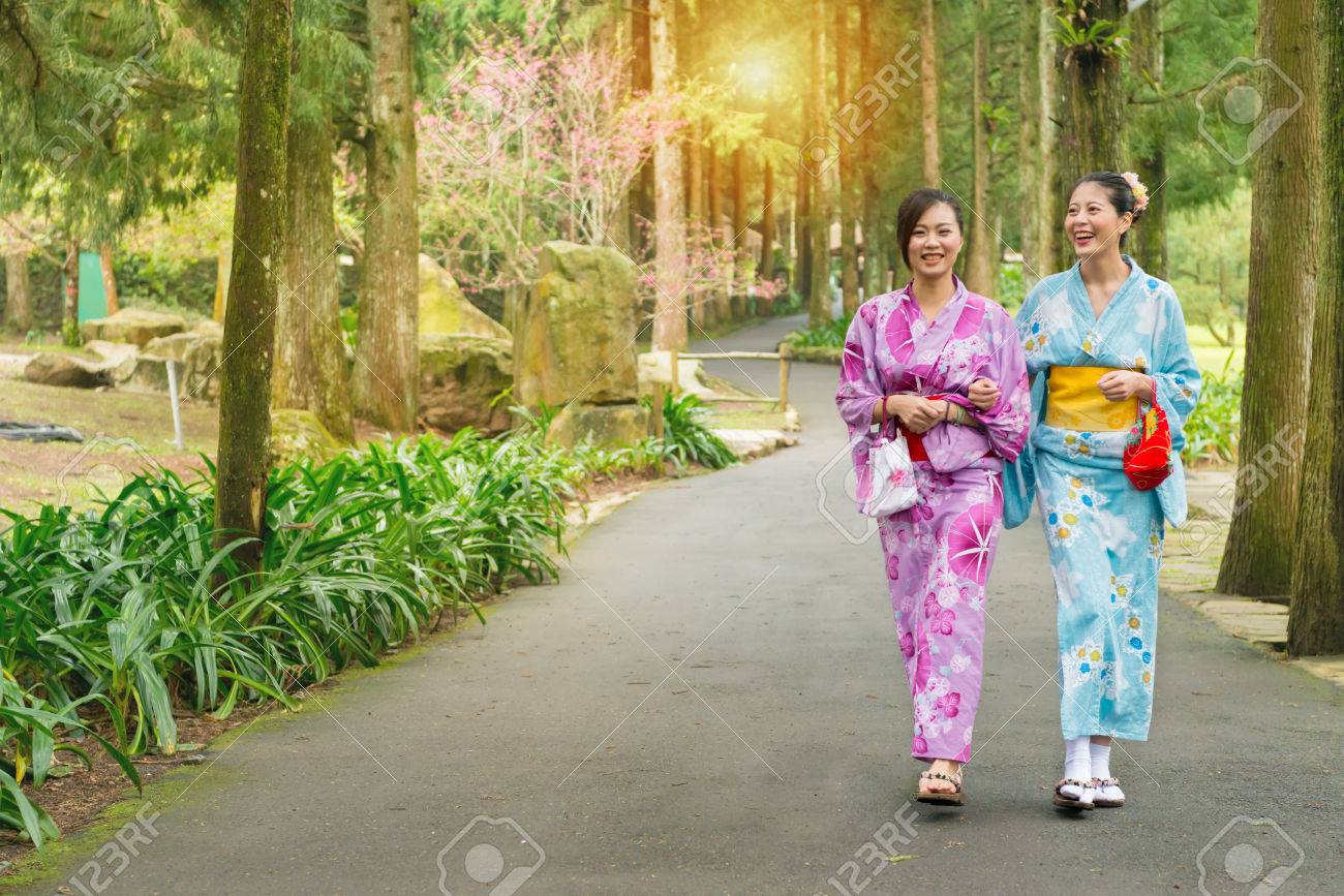 日光の午後日本桜開花桜公園のツリー パスで一緒に歩くとの日本の着物服を着て美しいガール フレンド旅行者の女性 の写真素材 画像素材 Image