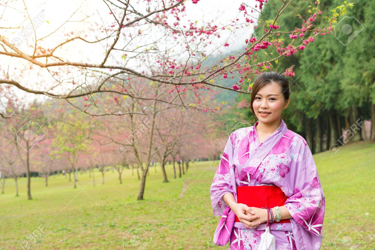 笑顔咲く桜を訪問美容女性日本の木公園を花し 春休み旅行にさくらと伝統的な日本の着物服撮影画像を着用します の写真素材 画像素材 Image