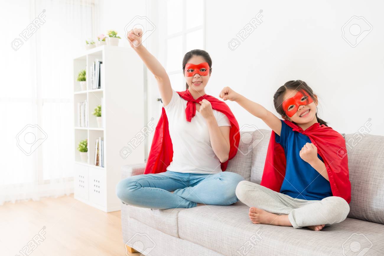 同じスーパー ヒーローとしてカメラと再生するソファ ソファの顔の上に座って若い可愛い娘と笑顔のかわいい母は 飛ぶ準備ができてポーズ の写真素材 画像素材 Image 同じスーパー ヒーローとしてカメラと再生するソファ ソファの顔の上に座って若い可愛い娘と笑顔のかわいい母は 飛ぶ準備ができてポーズ の写真素材 画像素材 Image