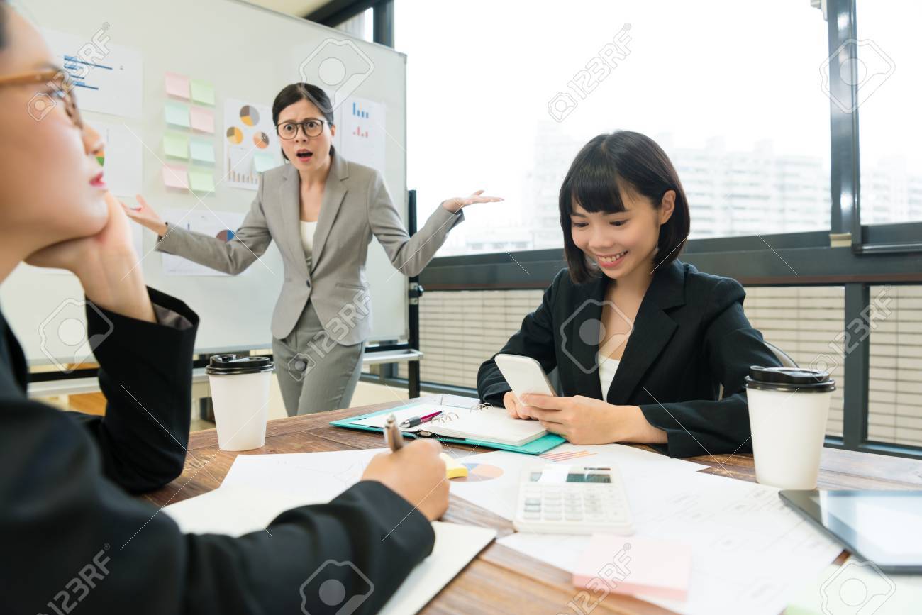 かなりの怒りを感じて 彼らに参加する会議報告されない見つけること彼女の従業員を見て若い会社女性ビジネス マネージャー の写真素材 画像素材 Image