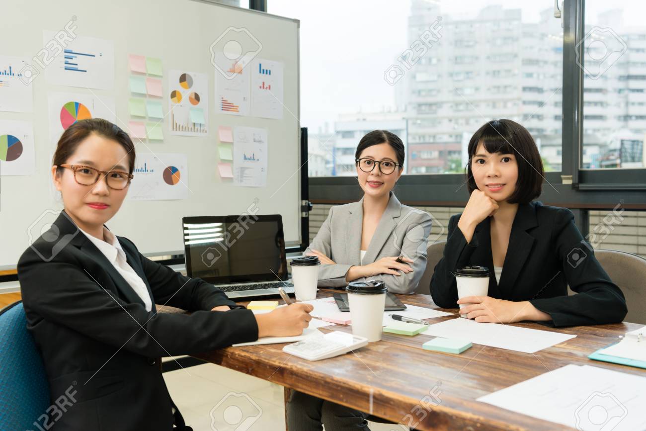 プロの若い会社会議室会議一緒に座っているサラリーマンです の写真素材 画像素材 Image