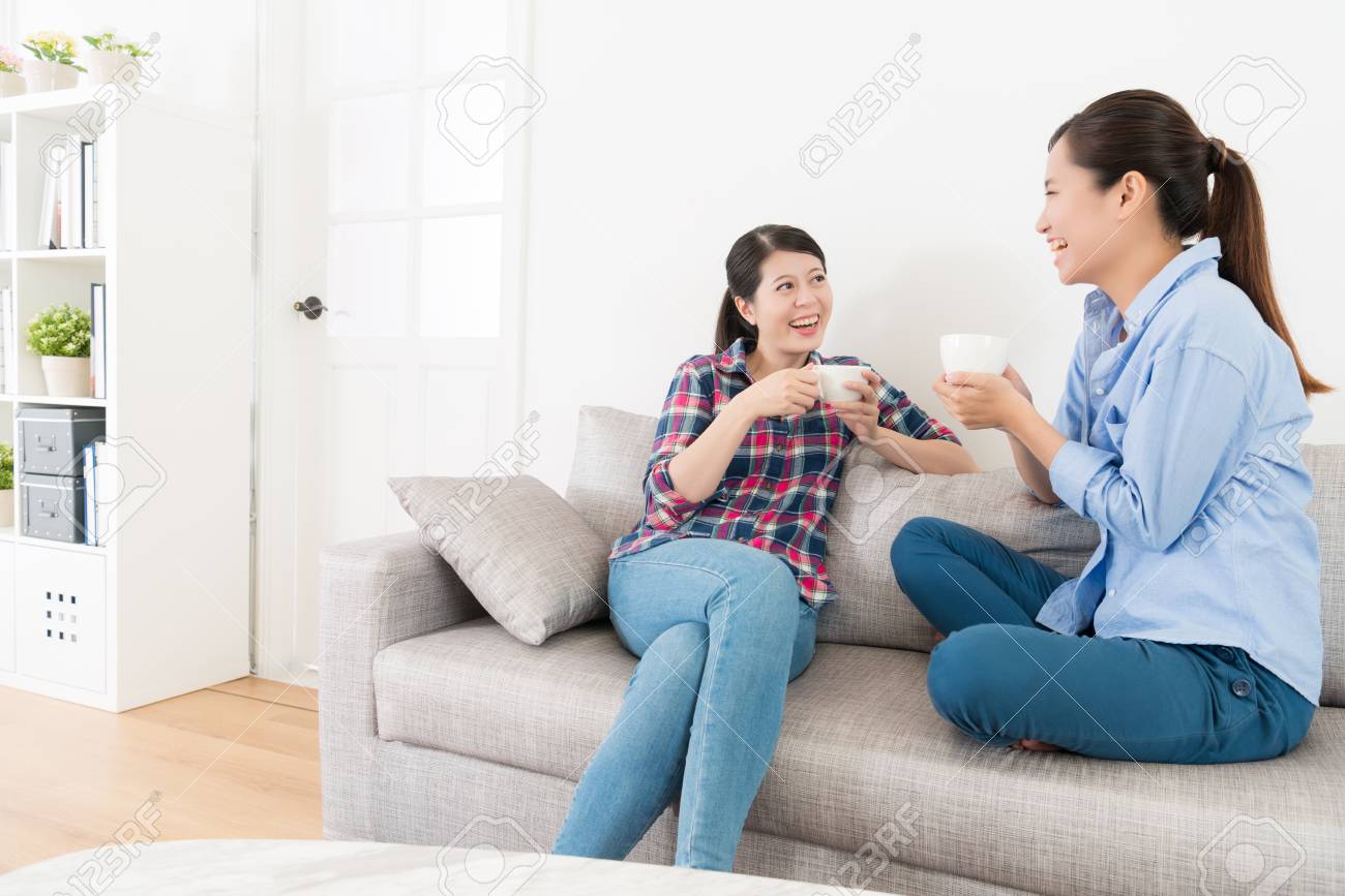 彼女の最高の妹と話し 自宅のリビングルームでのんびりした休日の間に一緒にお茶の時間を楽しんで幸せなかわいい女性 の写真素材 画像素材 Image 彼女の最高の妹と話し 自宅のリビングルームでのんびりした休日の間に一緒にお茶の時間を楽しんで幸せなかわいい女性 の写真素材 画像素材 Image