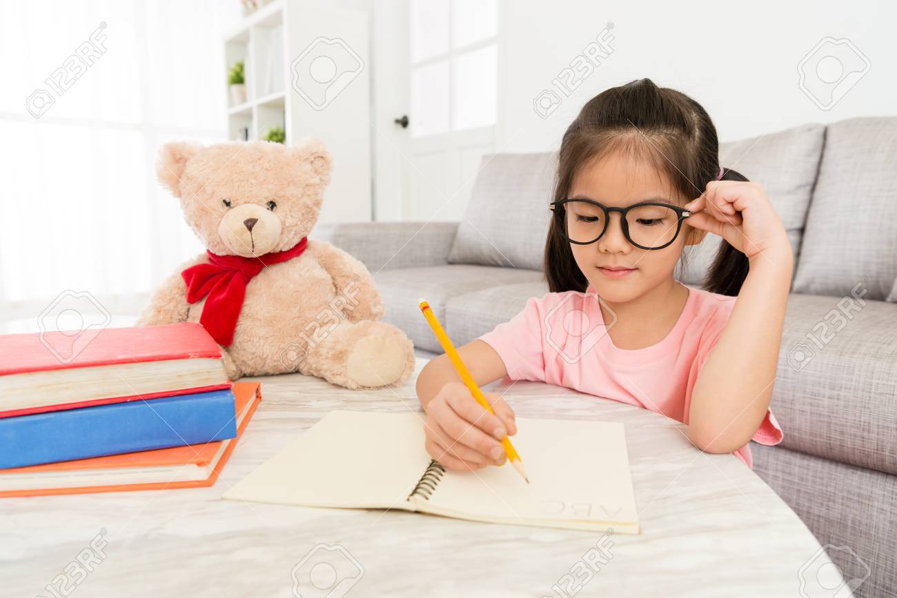 Lachelnde Schonheit Studentin Studieren Zu Hause Mit Teddybar Und