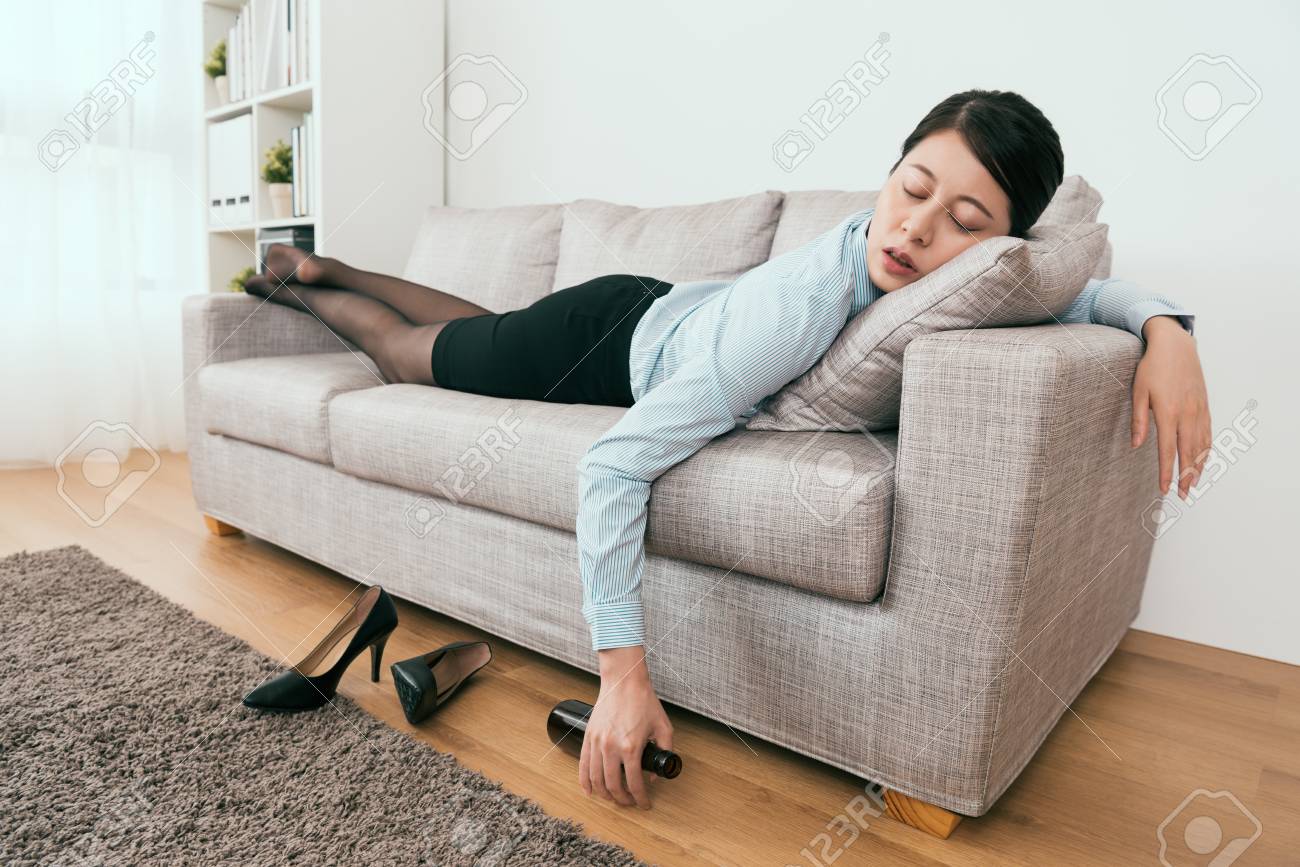 Ella Está Borracha Y Se Quedó Dormida En El Sofá De La Sala De Estar En  Casa Fotos, retratos, imágenes y fotografía de archivo libres de derecho.  Image 107200254