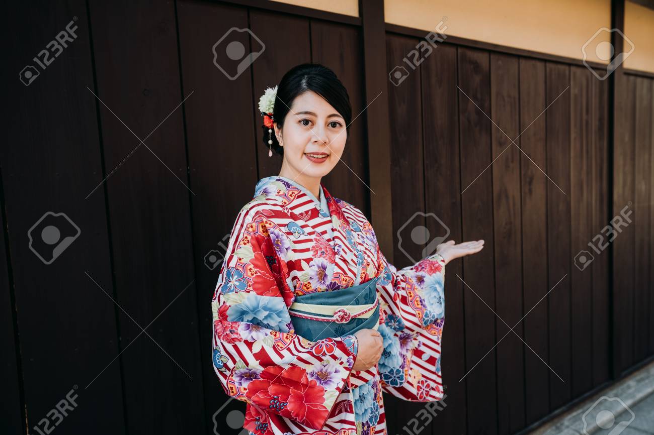 Stok Fotoğraf - japanese local girl in floral kimono smiling face camera wi...