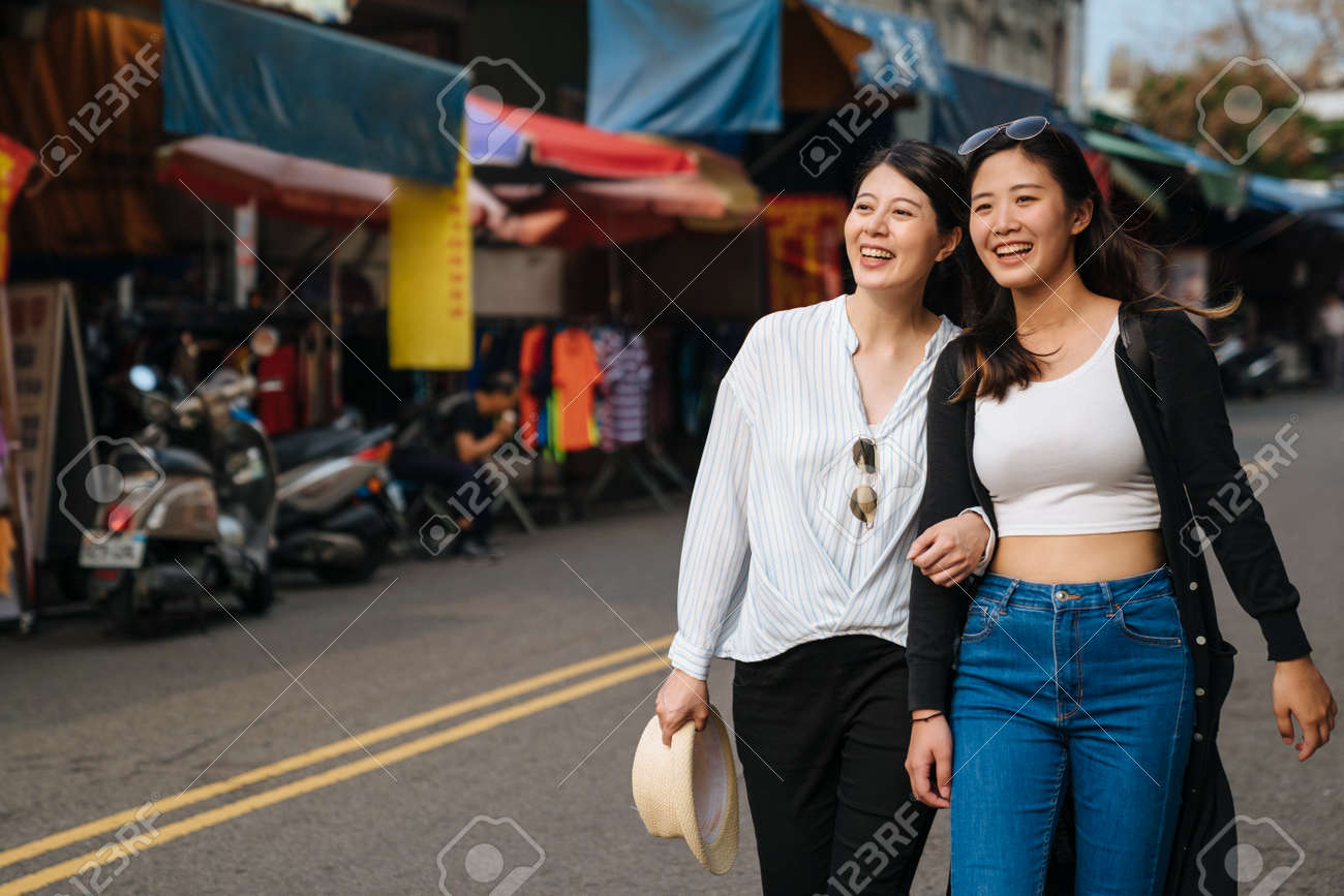 taipei girls 台北台湾の街の屋外市場のベンダーによって手をつないで手をつないでいる2人のアジアの日本人のガールフレンドの旅行者。日没時に地元の販売場所でサングラスをかけて幸せな女性観光客の写真素材・画像素材  Image 165927150