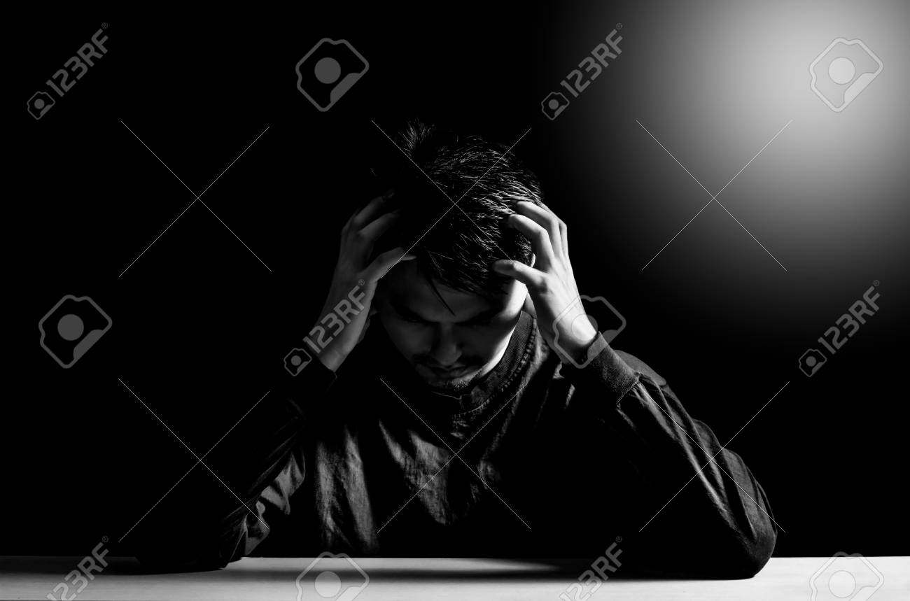 hombre solo en la oscuridad