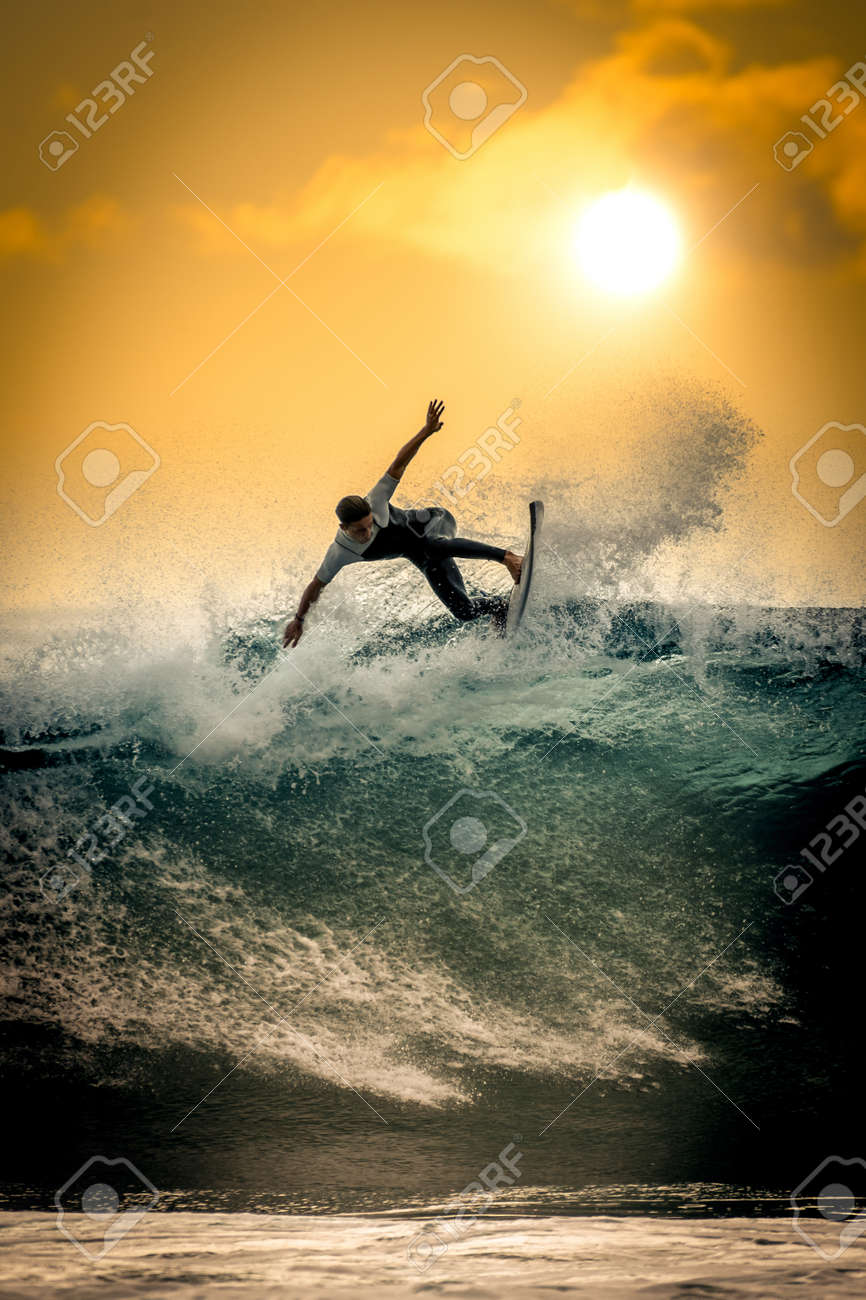 Jovem surfista com roupa de mergulho desfrutando de grandes ondas em tenerife, ilhas canárias. menino esportivo montando sua prancha de surf na onda do oceano. adolescente corajoso fazendo truques no mar áspero durante uma competição. - 167199168 Jovem surfista com roupa de mergulho desfrutando de grandes ondas em tenerife, ilhas canárias. menino esportivo montando sua prancha de surf na onda do oceano. adolescente corajoso fazendo truques no mar áspero durante uma competição. - 167199168