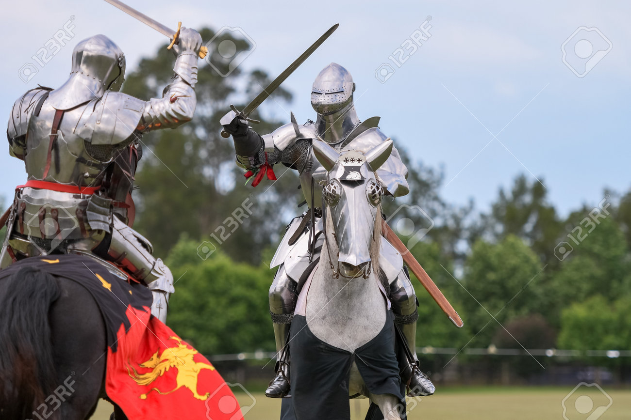 騎士の馬上槍試合。馬上槍試合中の中世の騎士。騎士団の競争。の写真