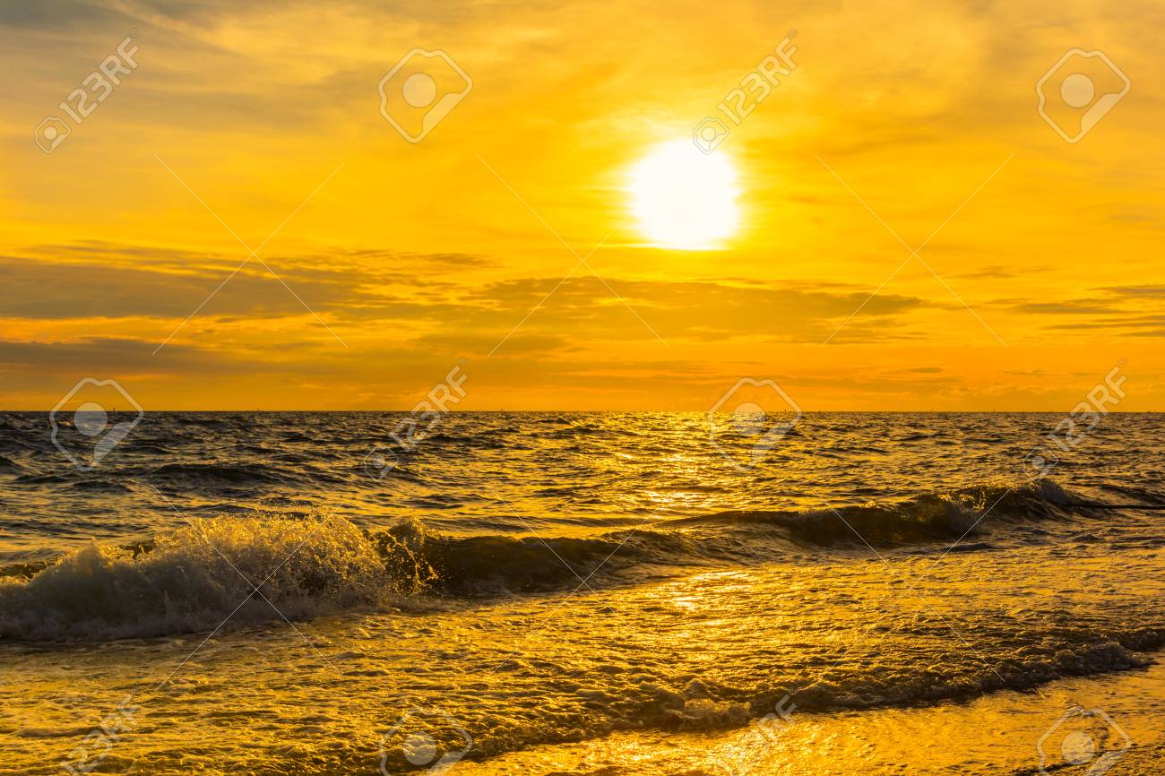 Playa Por La Tarde Y La Luz Cálida Fotos, retratos, imágenes y fotografía  de archivo libres de derecho. Image 64899936, image size:1300x866