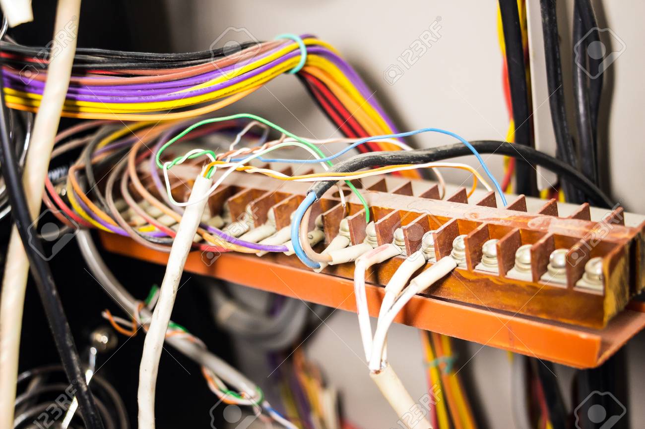 전기 전선 케이블로 제어판. 배선 로열티 무료 사진, 그림, 이미지 그리고 스톡포토그래피. Image 69541764