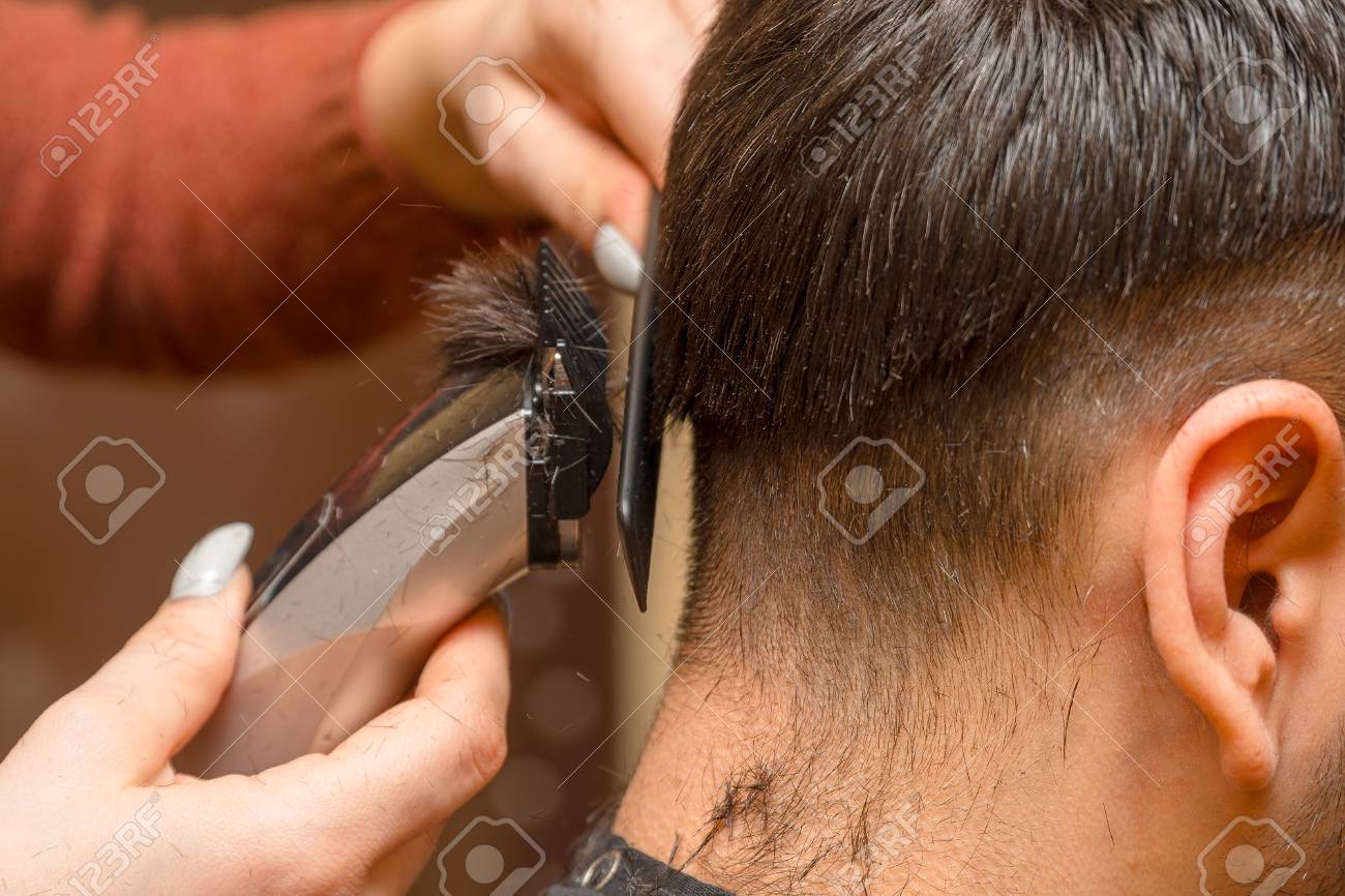 cutting man's hair with clippers