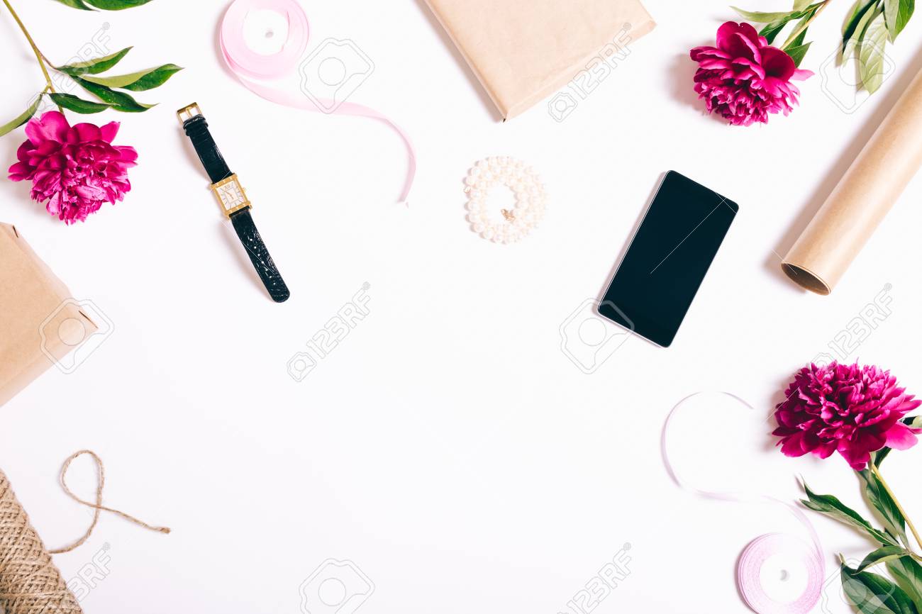 白地にお祭りの装飾 リボン 包装紙 ギフト 花 電話時計 平面図 休日のための準備です の写真素材 画像素材 Image