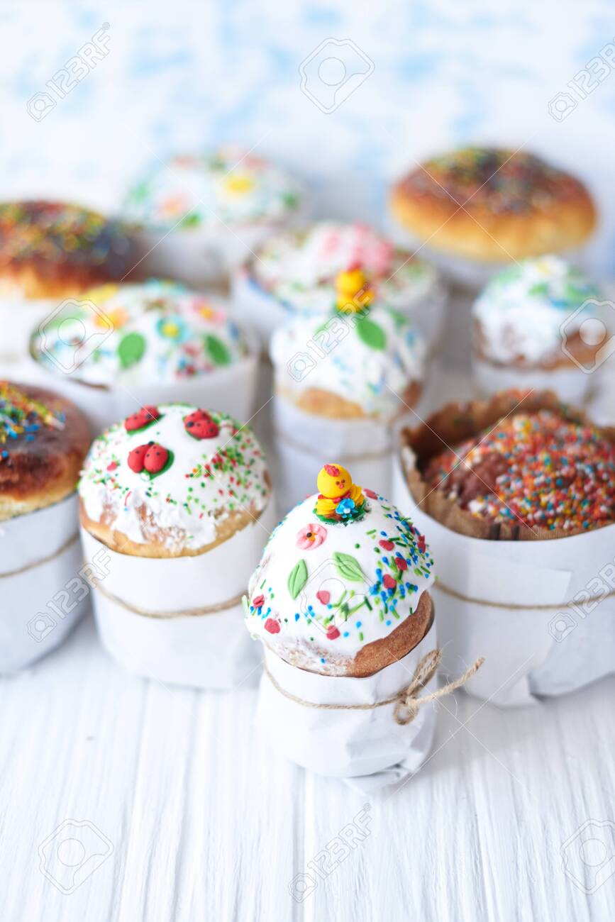 Easter cakes on a white wooden background. - 137135342 Easter cakes on a white wooden background. - 137135342