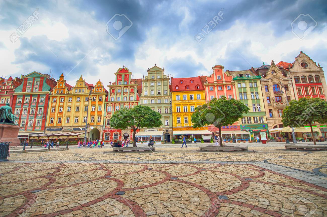 ヴロツワフ ポーランド 17 年 7 月 13 日 ヴロツワフの旧市街 ヨーロッパで最もカラフルなマーケット広場の 1 つの都市 ポーランド シロンスク ヨーロッパの歴史的首都 の写真素材 画像素材 Image 1378