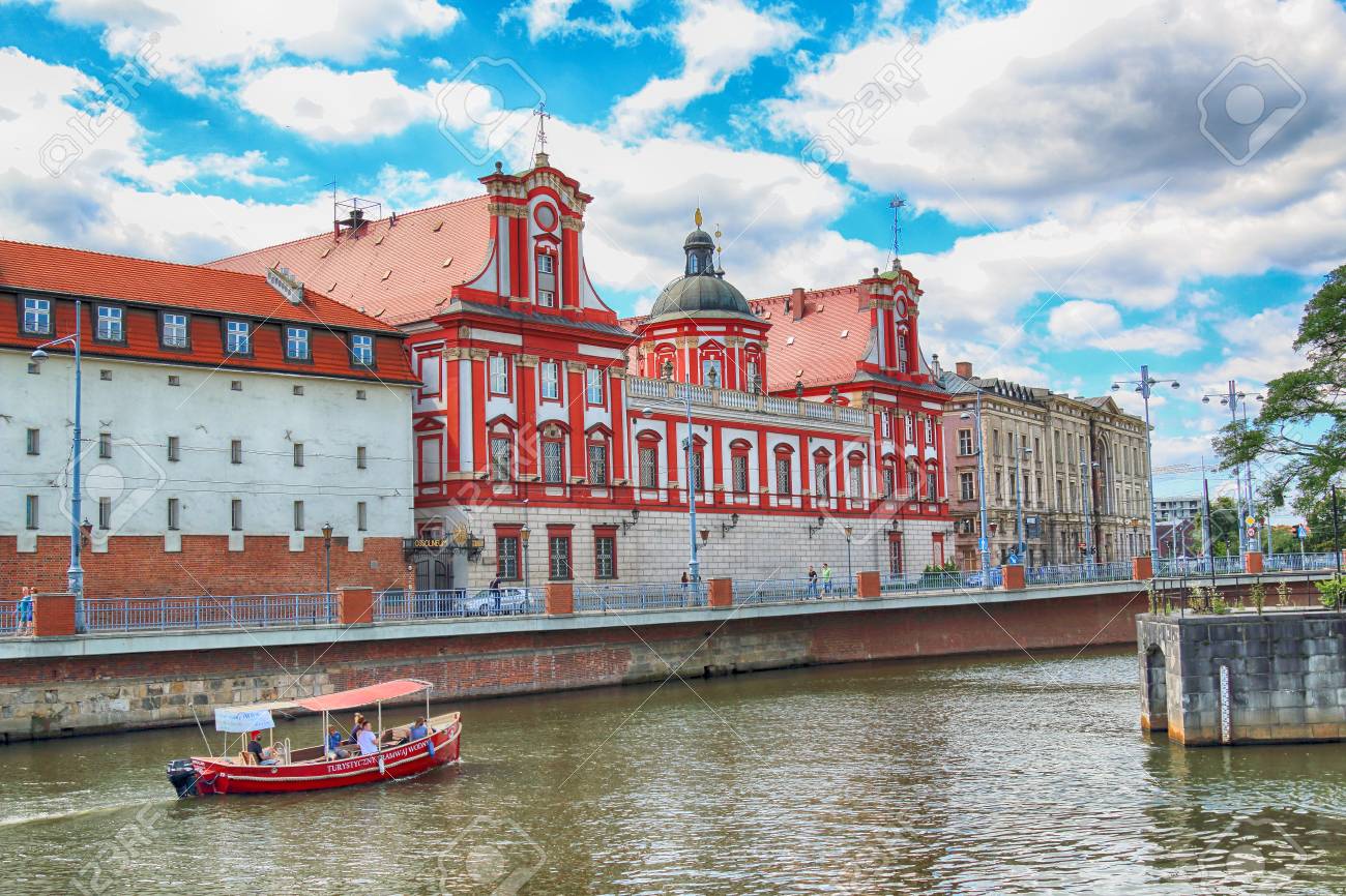 ヴロツワフ ポーランド 17 年 7 月 29 日 ヴロツワフの旧市街 オッソリネウム図書館の建物です ポーランド シロンスク ヨーロッパの歴史的首都 の写真素材 画像素材 Image 1047